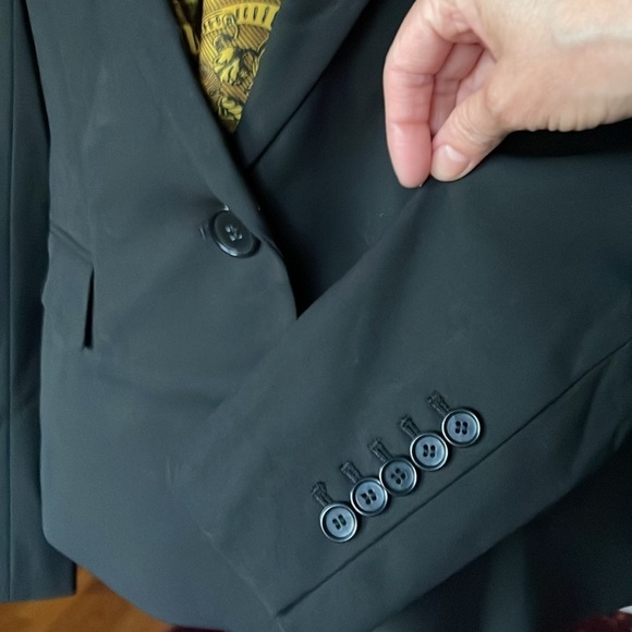 ANN TAYLOR BLACK SINGLE BUTTON SUIT JACKET IN POLY/RAYON/SPANDEX COMBO SIZE 4 - Picture 2 of 10